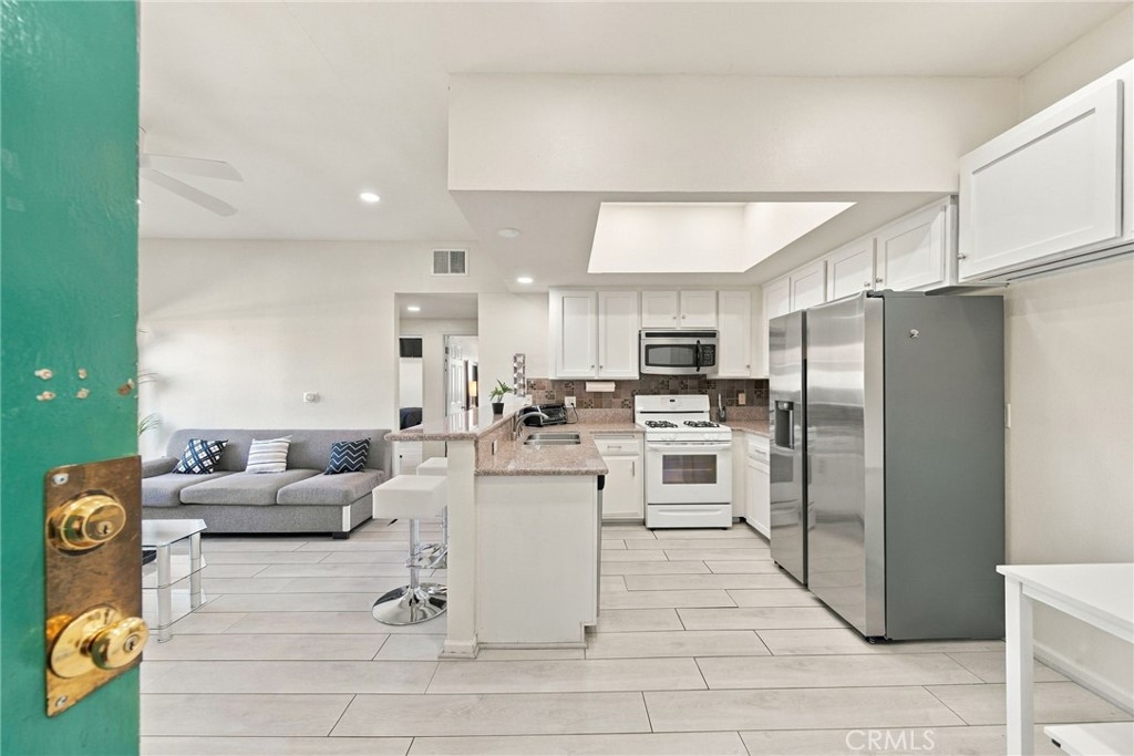 10943 Laurel Canyon Boulevard B9 Property Photo 2