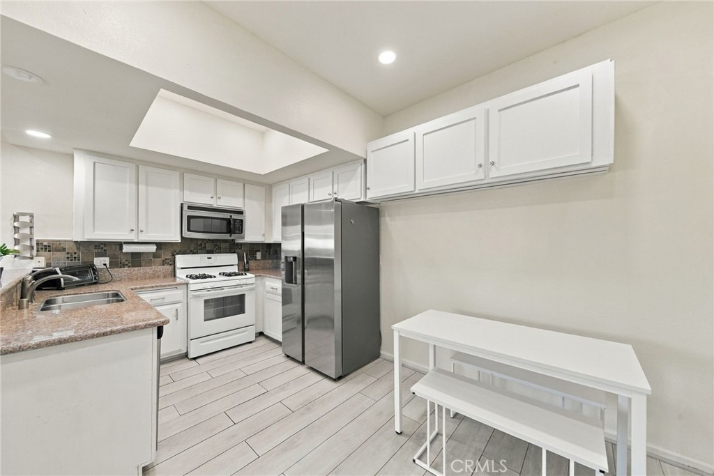10943 Laurel Canyon Boulevard B9 Property Photo 3