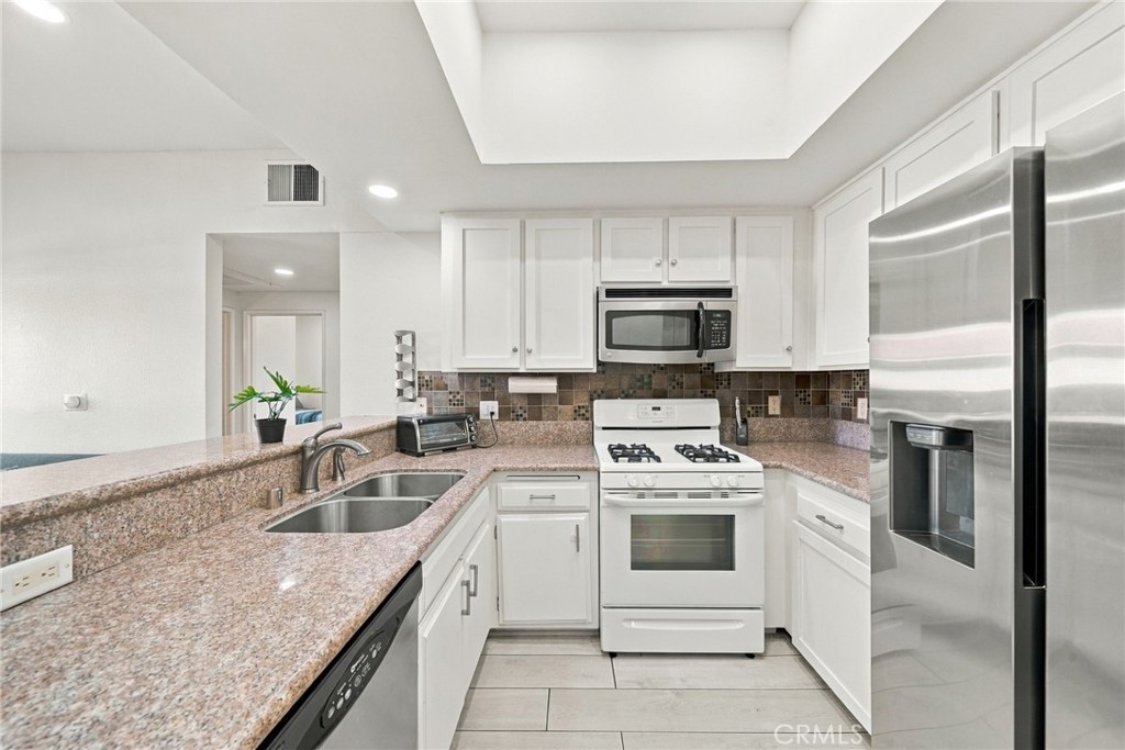 10943 Laurel Canyon Boulevard B9 Property Photo 4