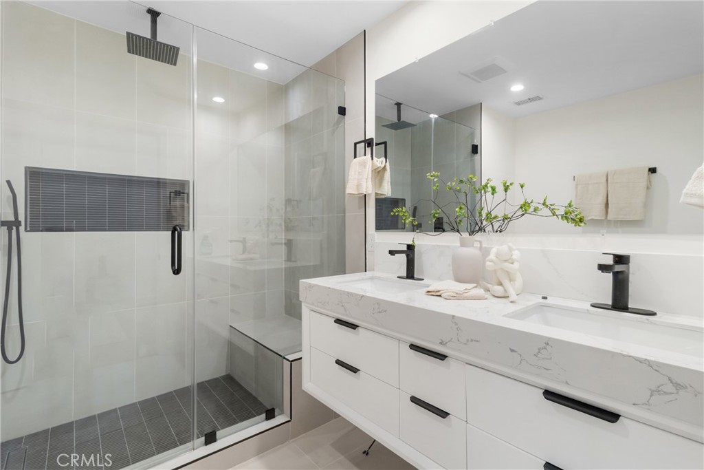 18216 Hartland Street Property Photo 15