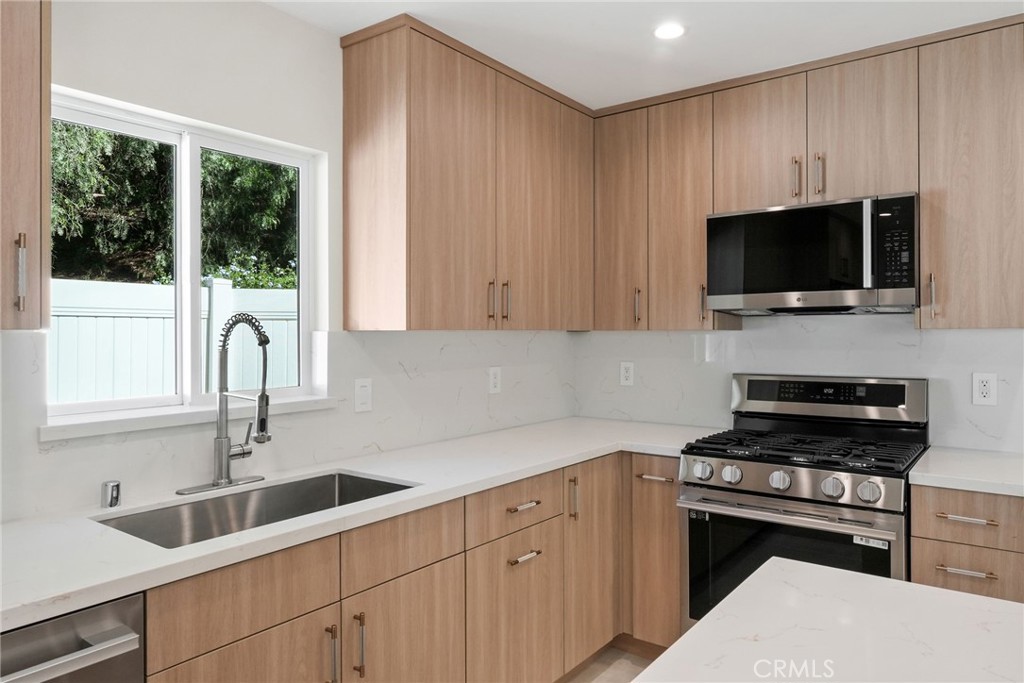16511 San Fernando Mission Boulevard Property Photo 13