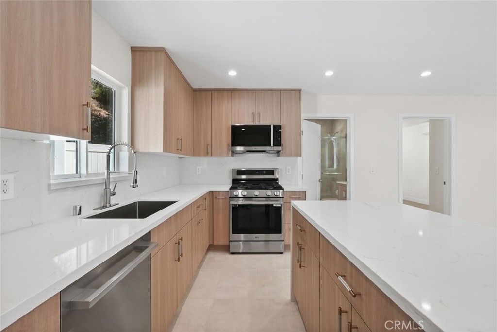 16511 San Fernando Mission Boulevard Property Photo 14