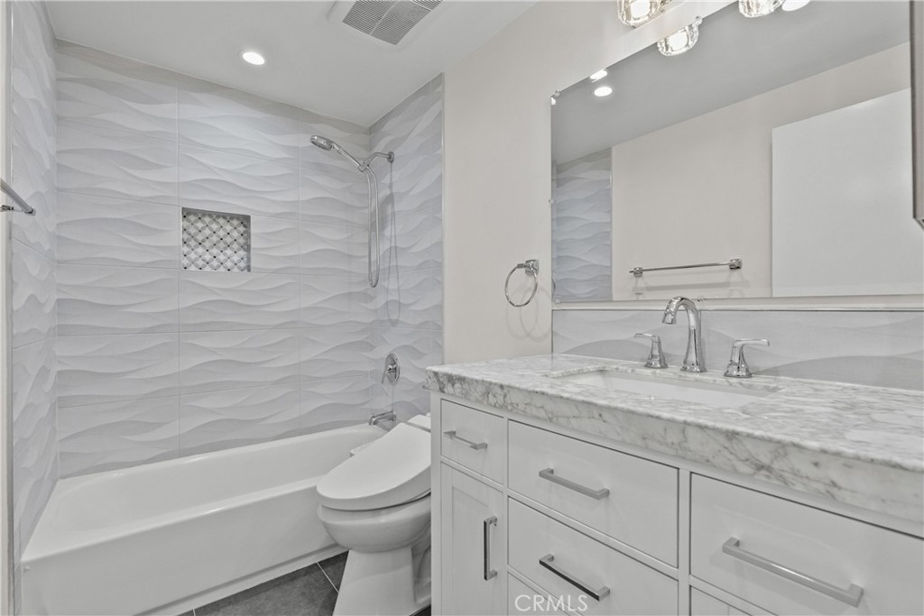 1742 S Bentley Property Photo 5