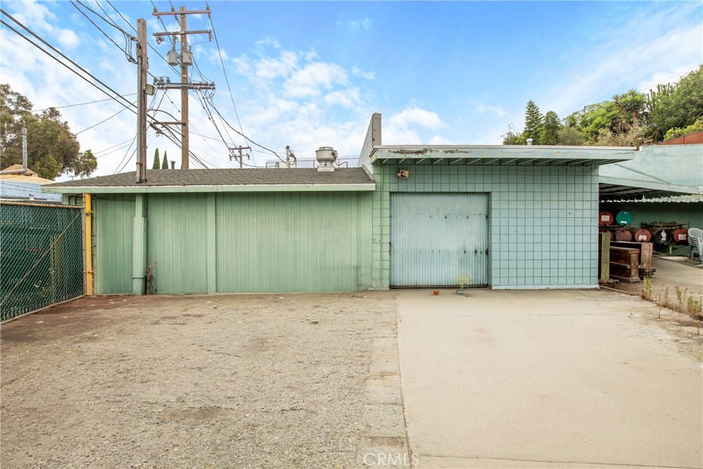 335 E Beach Avenue Property Photo 7