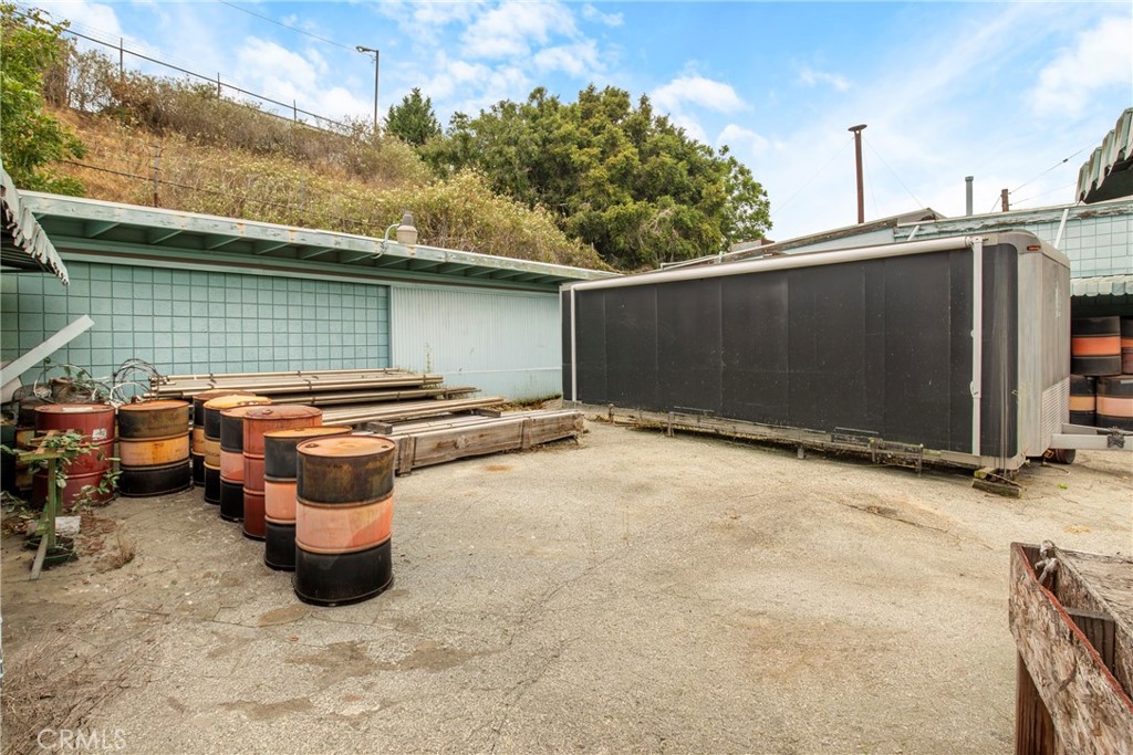 335 E Beach Avenue Property Photo 9