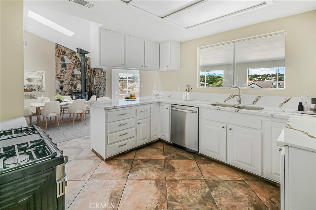 11694 Pepper Street Property Photo 8