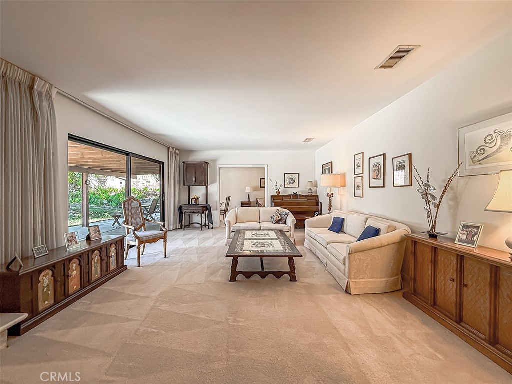 9525 Encino Property Photo 8