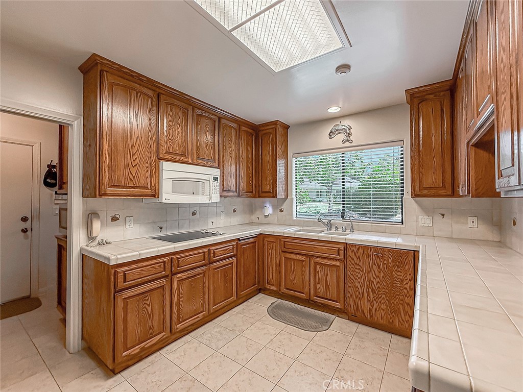 9525 Encino Property Photo 13