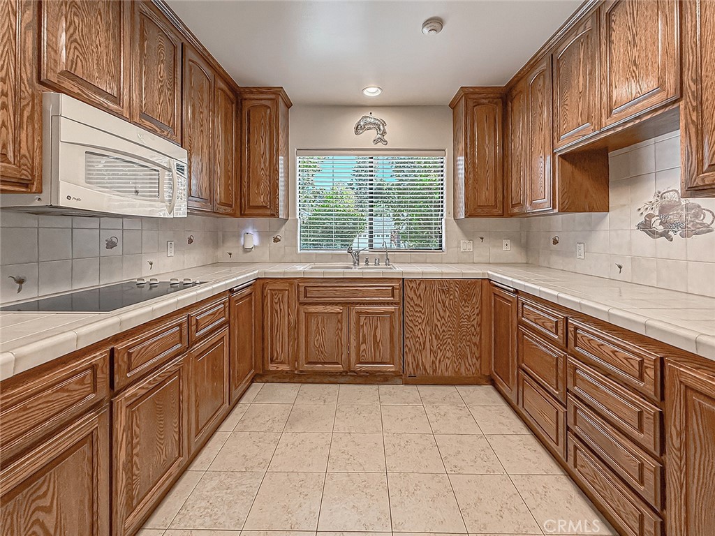 9525 Encino Property Photo 14