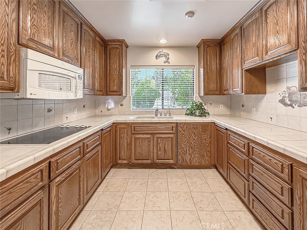 9525 Encino Property Photo 17