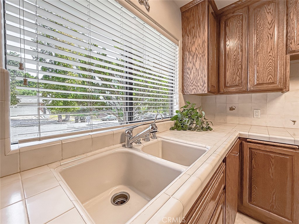 9525 Encino Property Photo 18
