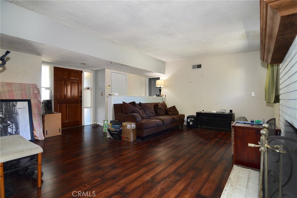 14913 Hubbard Property Photo 4