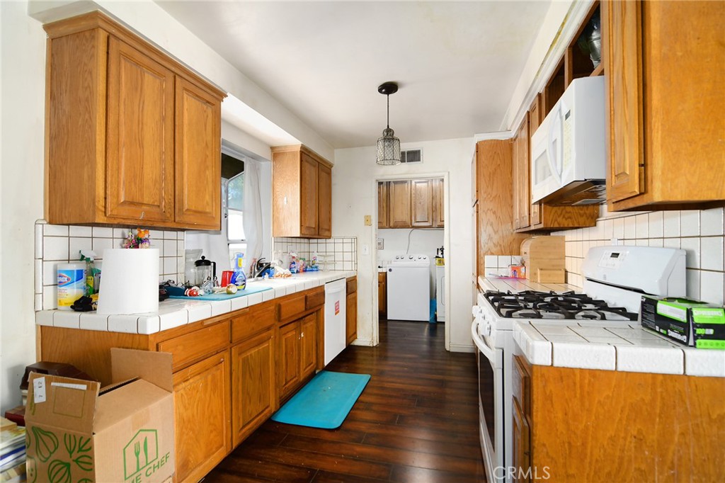 14913 Hubbard Property Photo 8