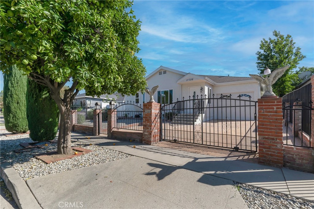 17706 Collins Street Property Photo 1