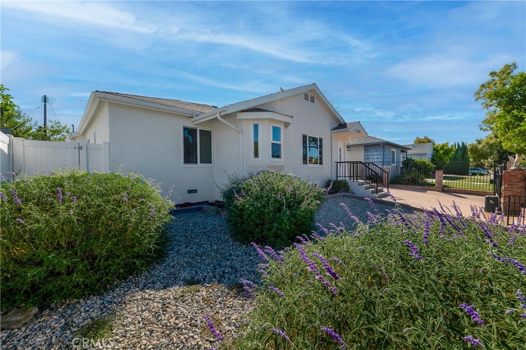 17706 Collins Street Property Photo 3