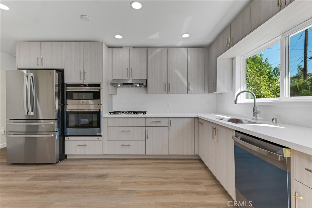 17706 Collins Street Property Photo 4