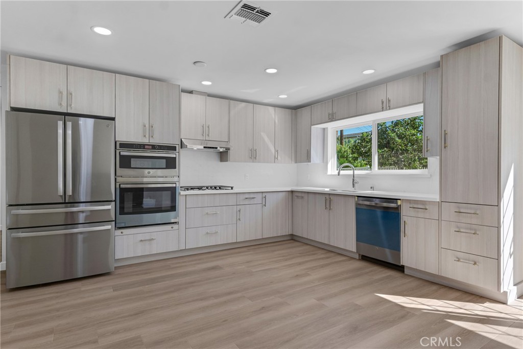 17706 Collins Street Property Photo 5