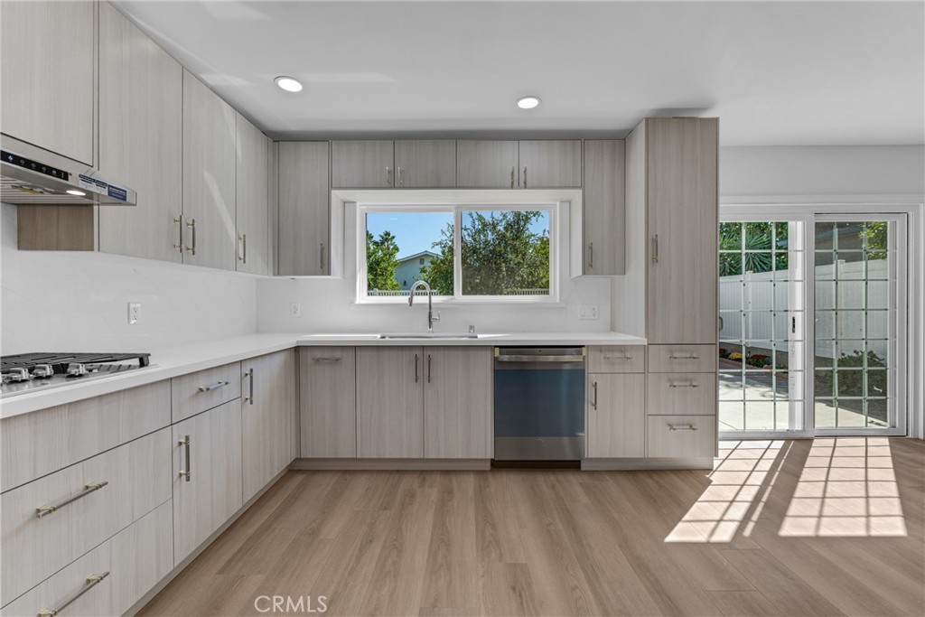 17706 Collins Street Property Photo 6