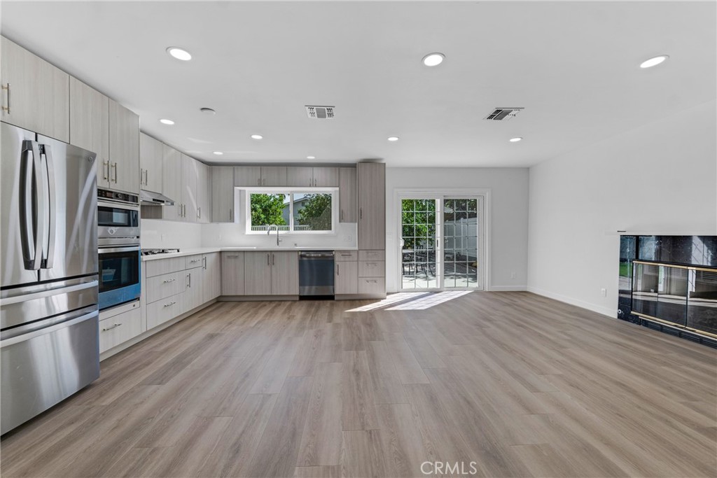 17706 Collins Street Property Photo 7