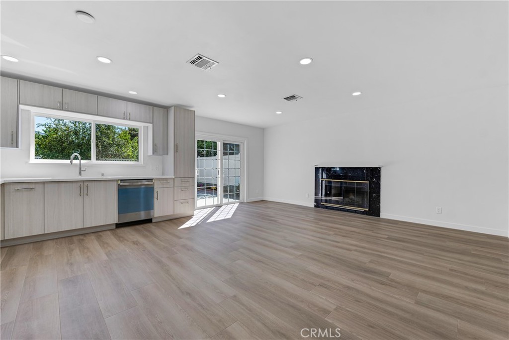 17706 Collins Street Property Photo 8