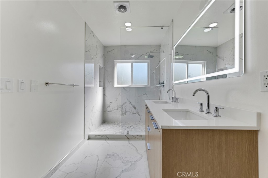 17706 Collins Street Property Photo 18