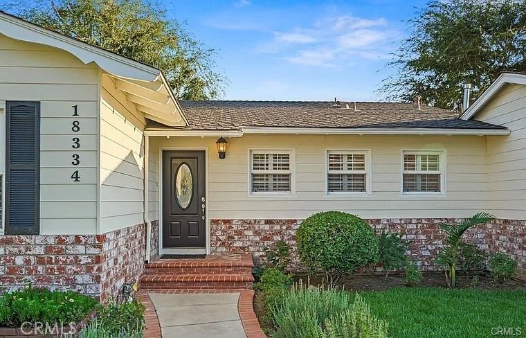 18334 Los Alimos Street Property Photo 4
