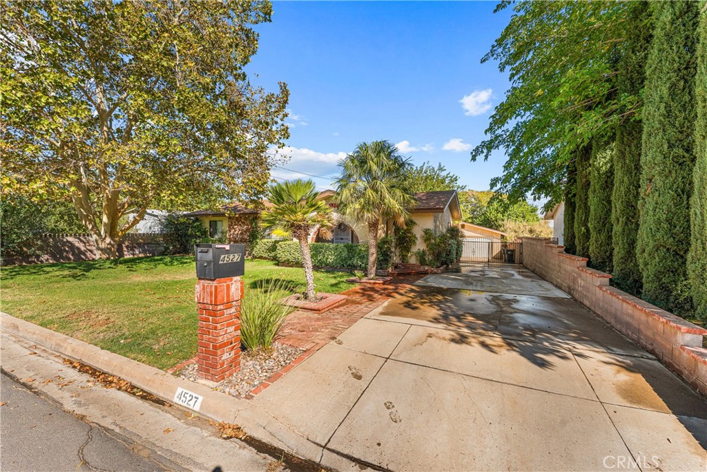 4527 W Avenue L13 Property Photo 4