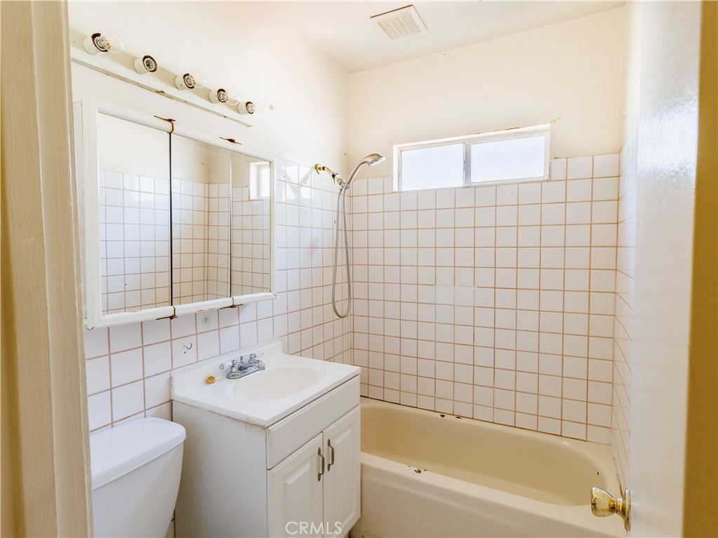 11465 Amboy Ave. Property Photo 6