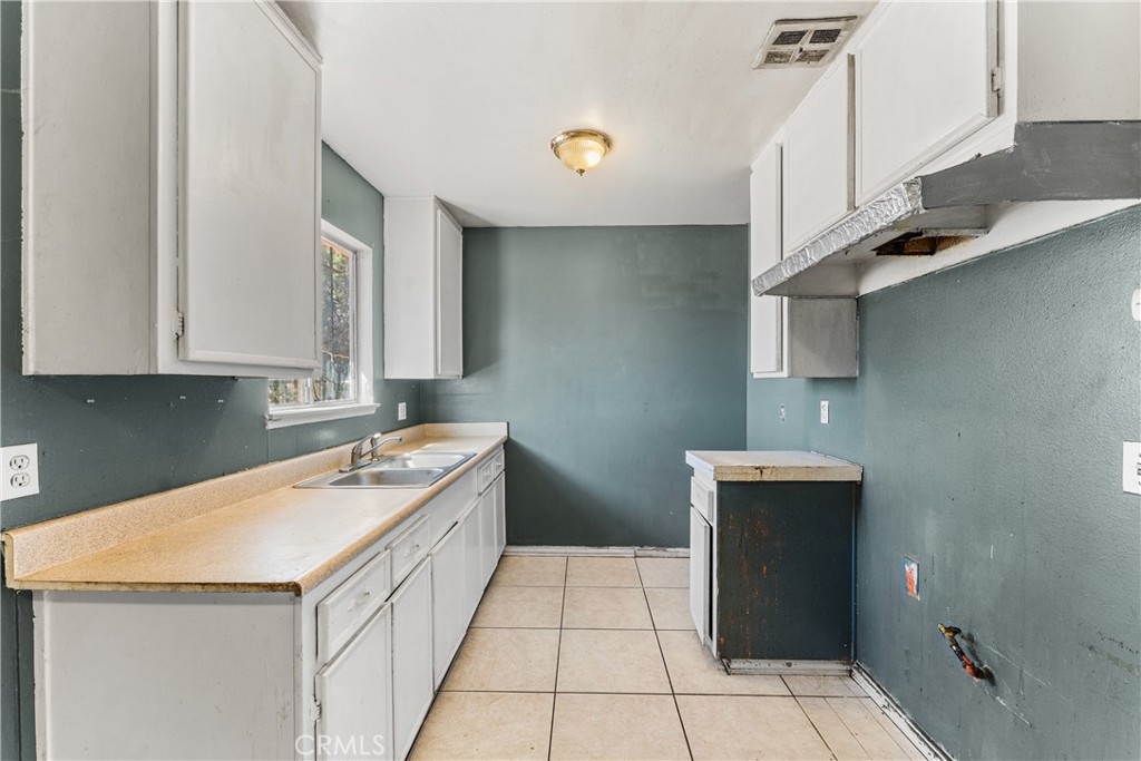 16227 Juniper Property Photo 3