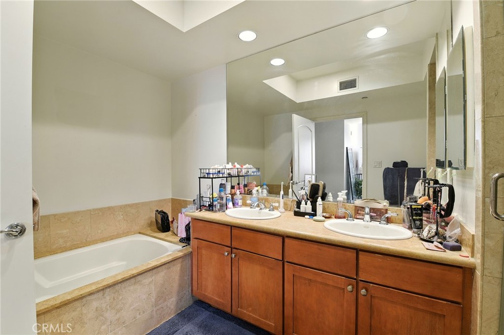 1241 S Westgate Avenue 202 Property Photo 16