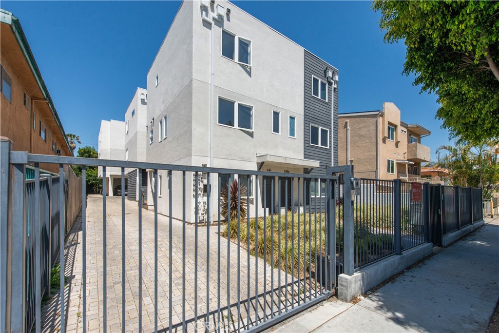 637 635 N Harvard Boulevard 637.33 Property Photo 1