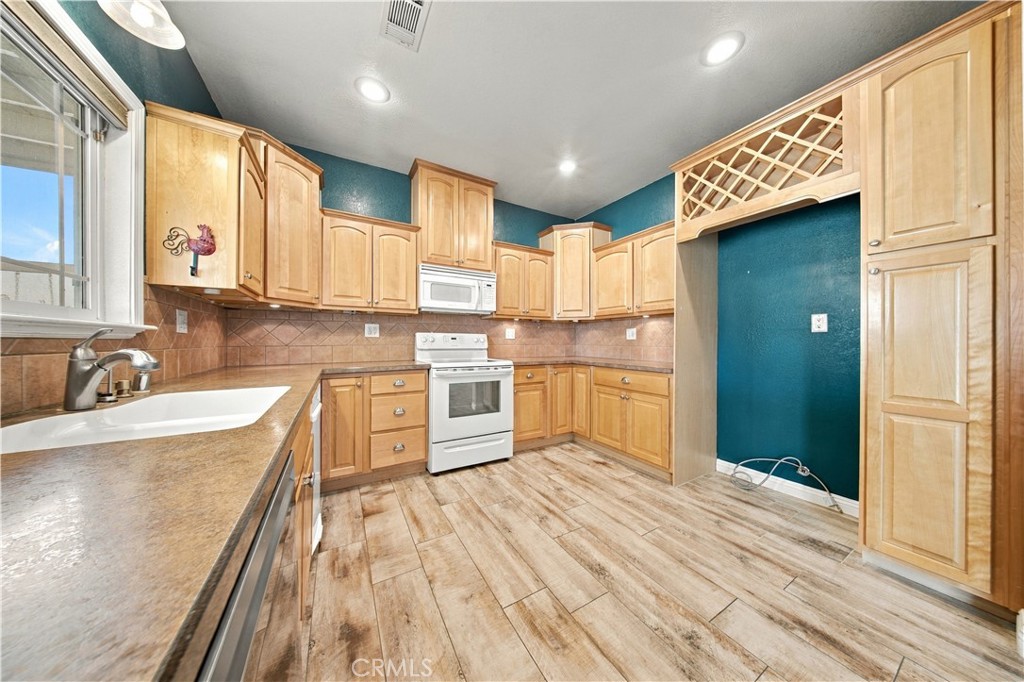 49945 80th W Property Photo 5