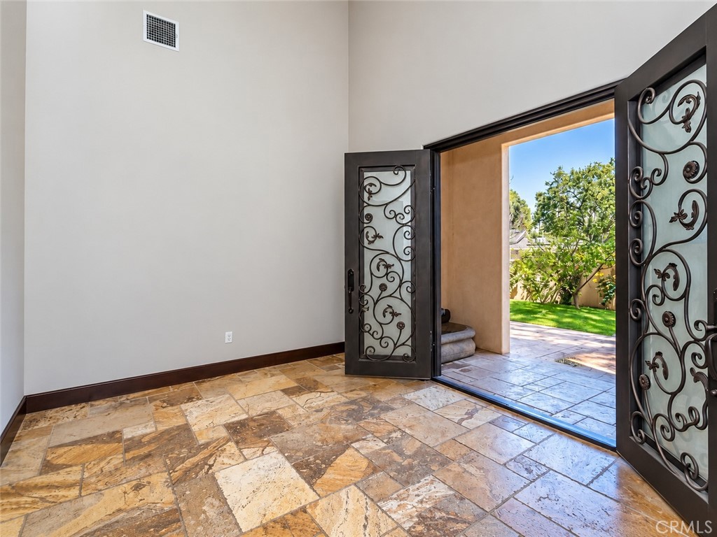 5427 Genesta Property Photo 3