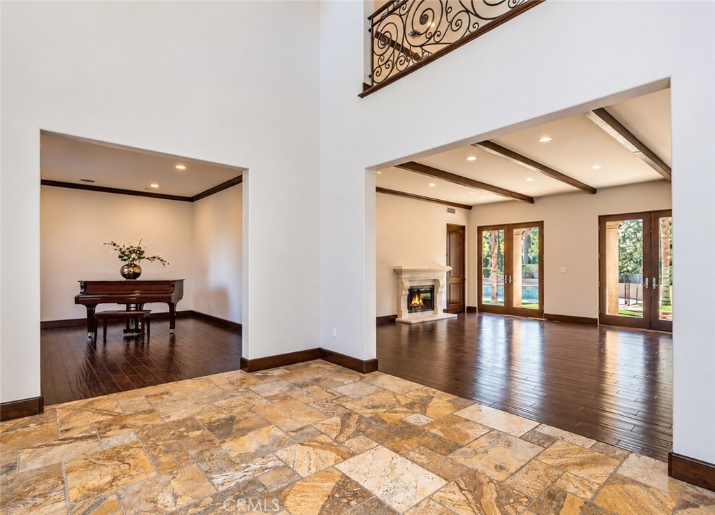 5427 Genesta Property Photo 4