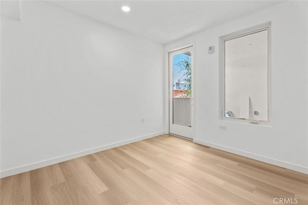 1233 Dunsmuir Avenue 204 Property Photo 5