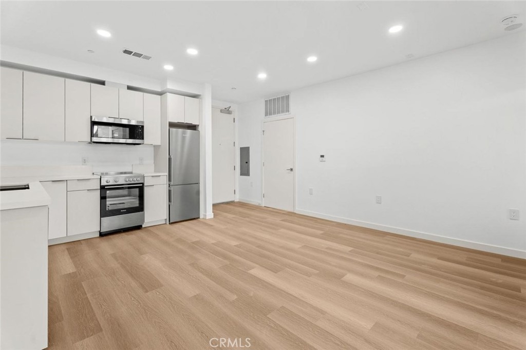 1233 Dunsmuir Avenue 204 Property Photo 6