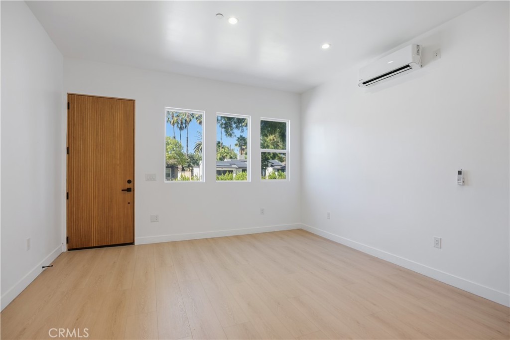 7700 1/2 Lasaine Avenue Property Photo 4