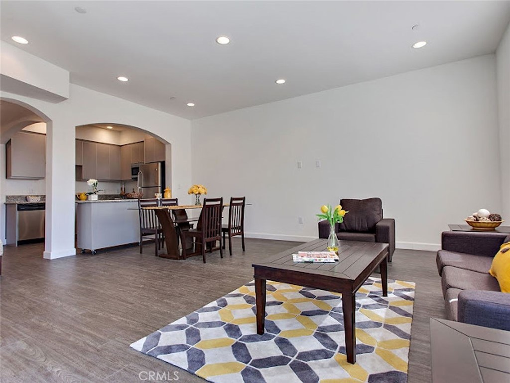 610 Levering Avenue 403 Property Photo 2