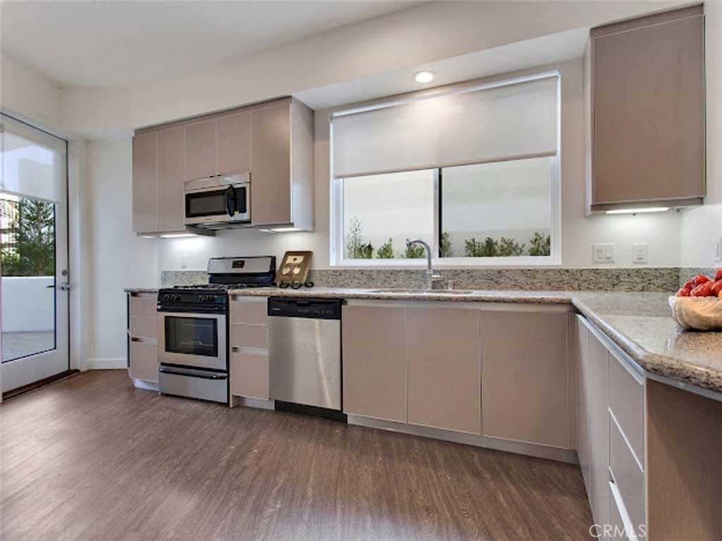 610 Levering Avenue 203 Property Photo 4