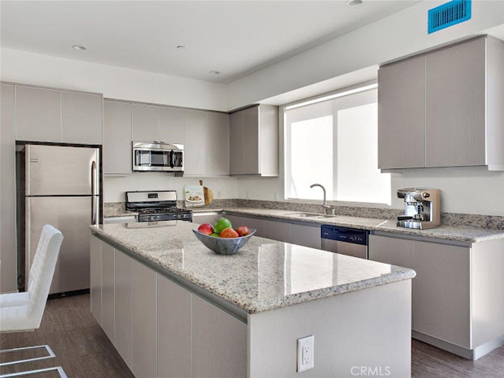 610 Levering Avenue 203 Property Photo 11