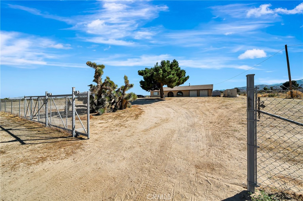 5023 Smoke Tree Property Photo 3