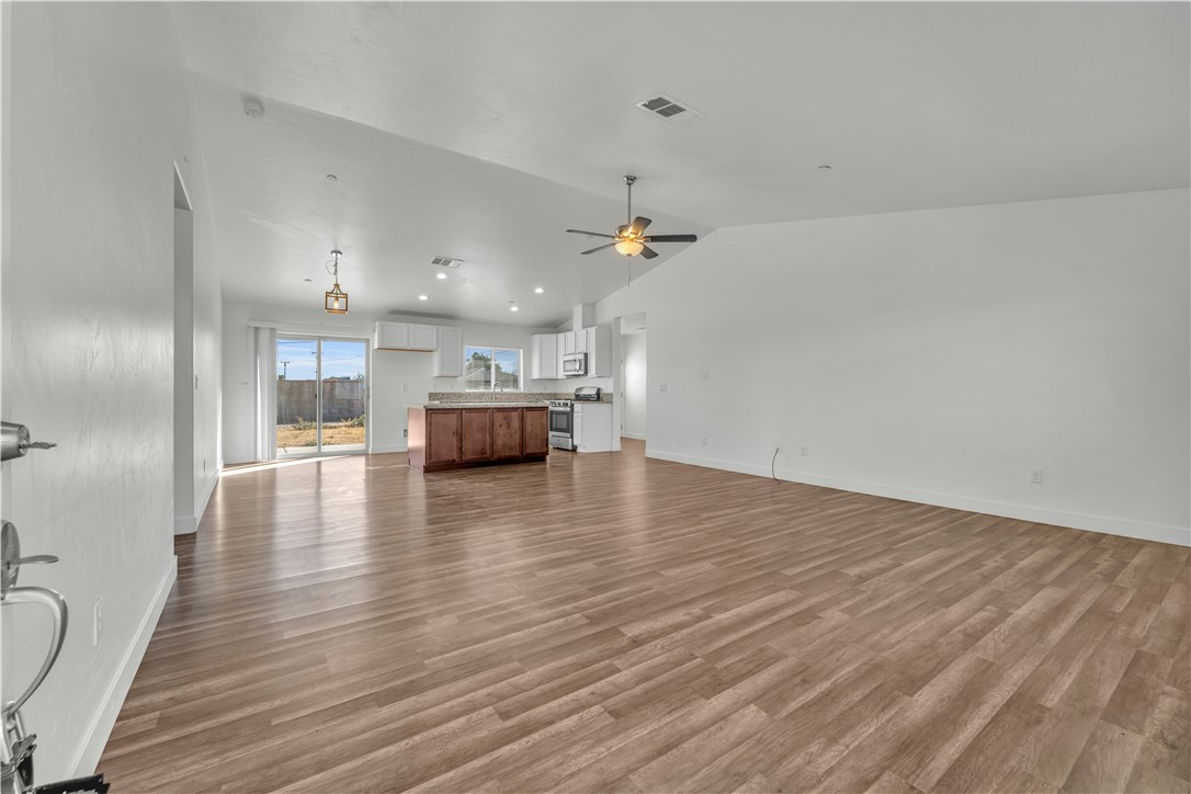 10016 Mendiburu Property Photo 3