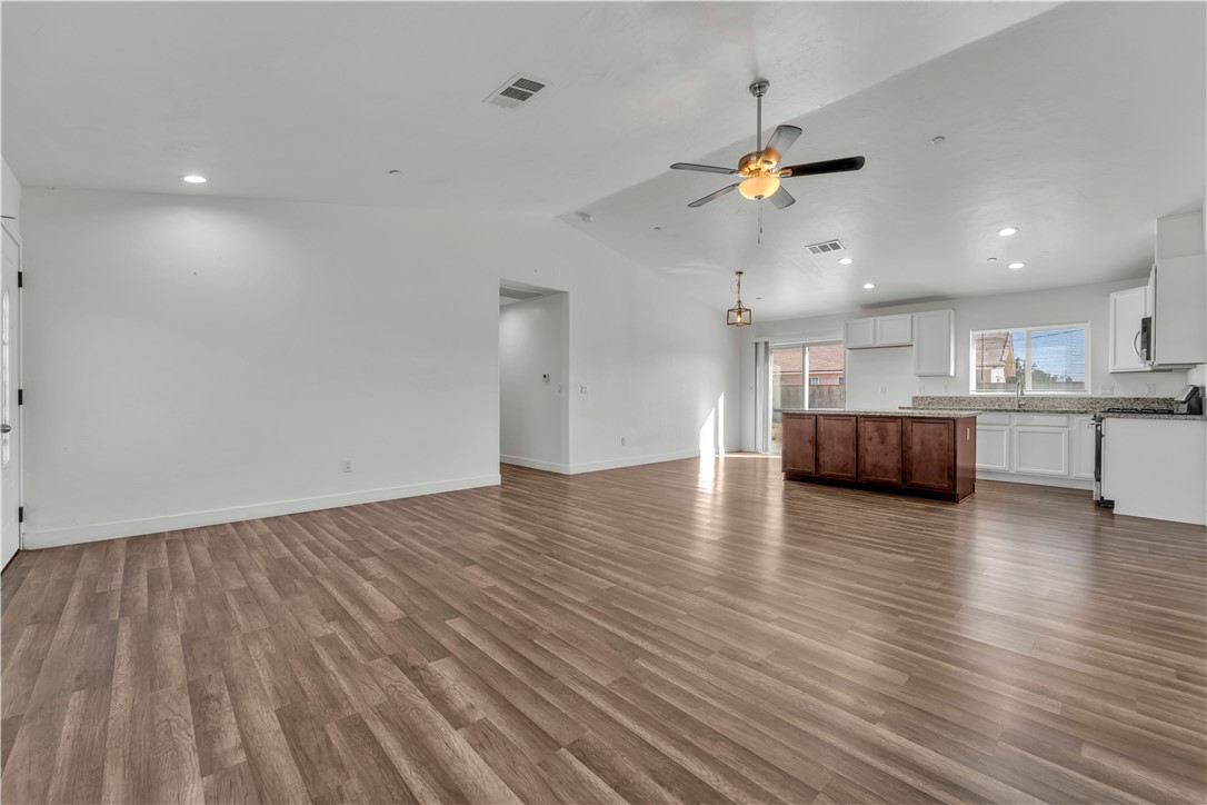 10016 Mendiburu Property Photo 4