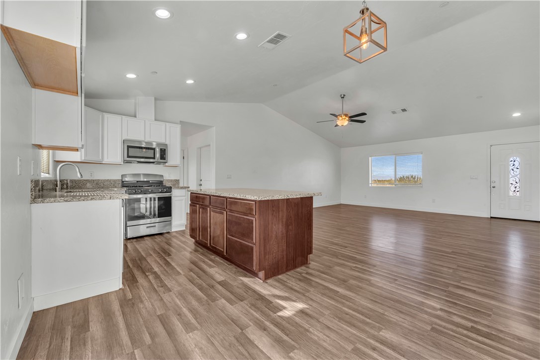 10016 Mendiburu Property Photo 5