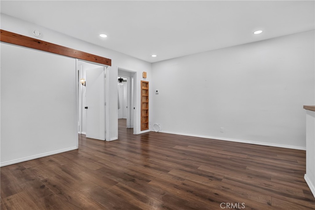 10572 Shoshone Avenue Property Photo 4