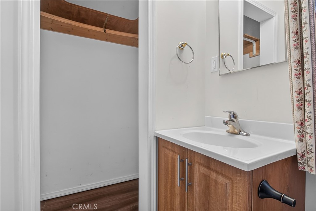 10572 Shoshone Avenue Property Photo 10