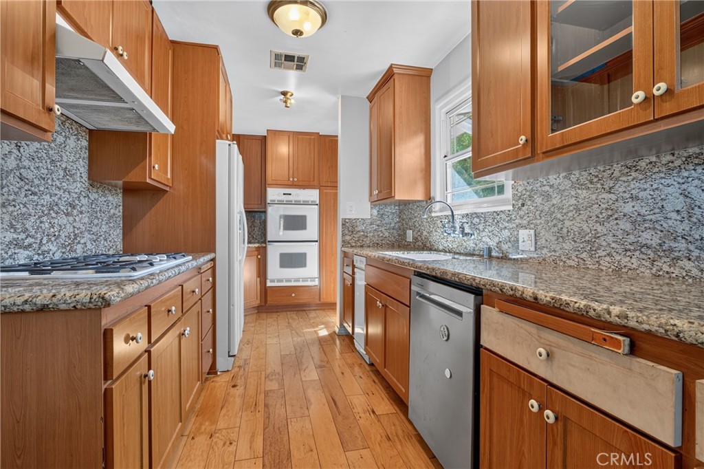 10572 Shoshone Avenue Property Photo 16