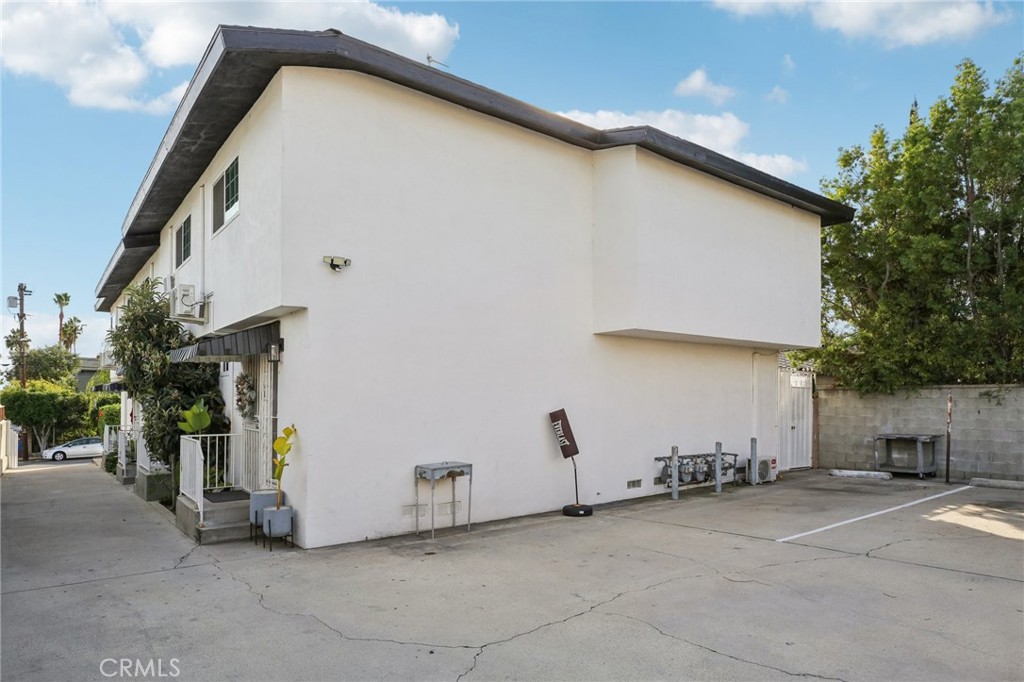 4427 Camero Avenue 4 Property Photo 14
