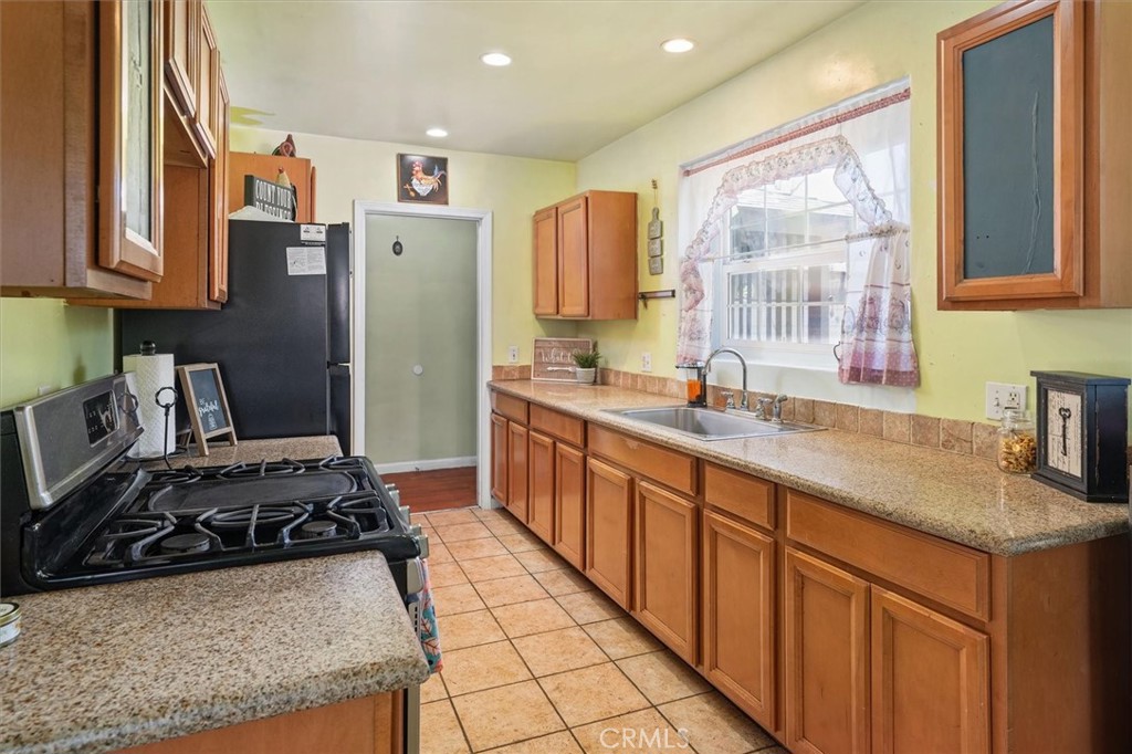 1311 Knox Street Property Photo 12