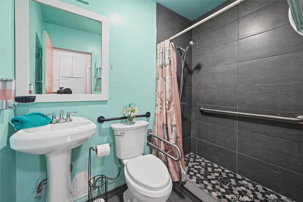1311 Knox Street Property Photo 32